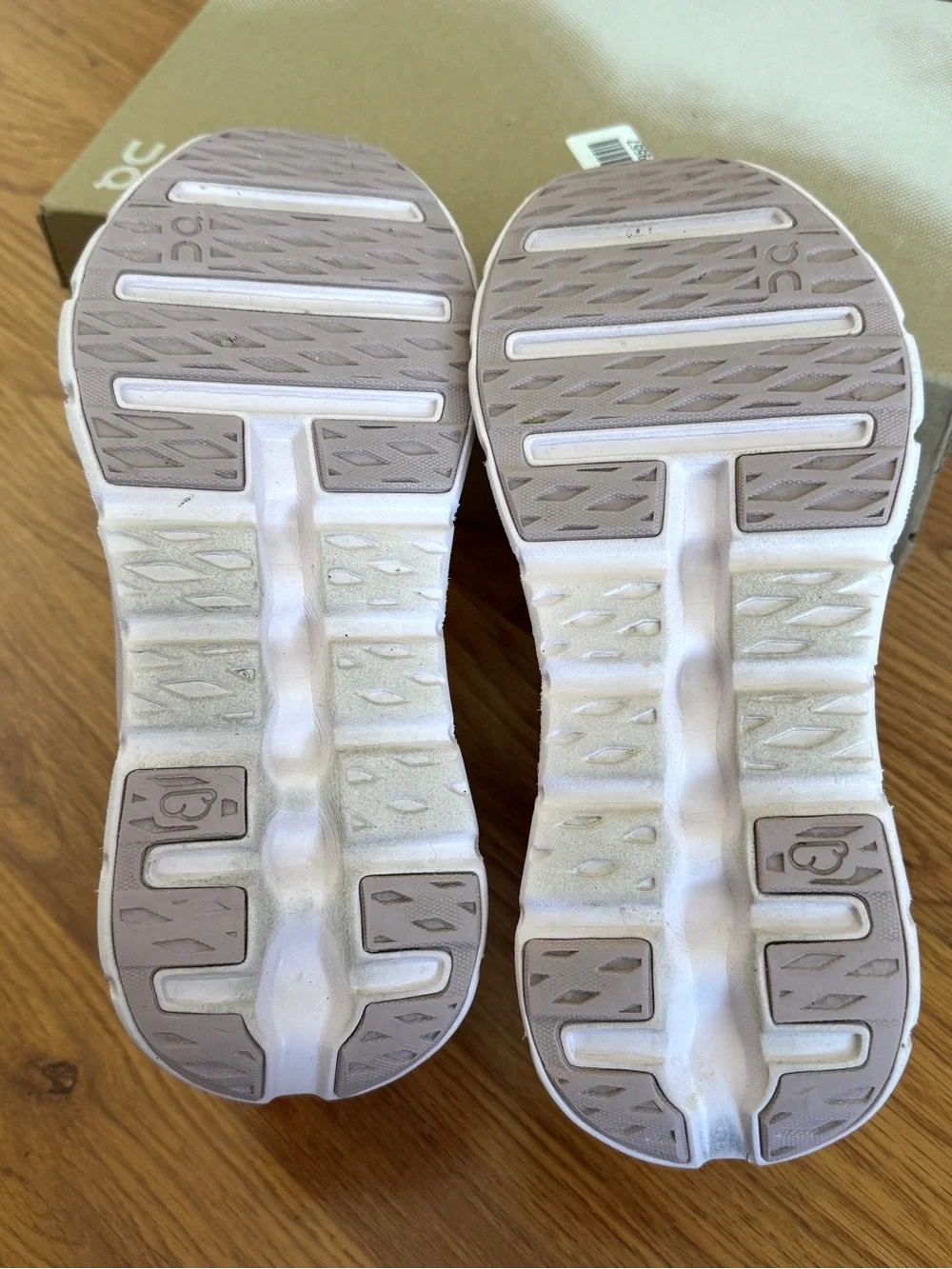On Cloudtilt Women’s 9 / EU 40.5 in Ivory/Orchid